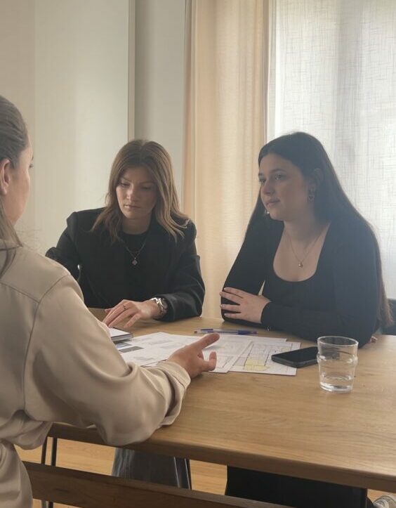 Laura et Joséphine d’ELLESTUDIO en mission flash avec une cliente, vue de dos, lors d’un rendez-vous conseil en aménagement intérieur à Lille