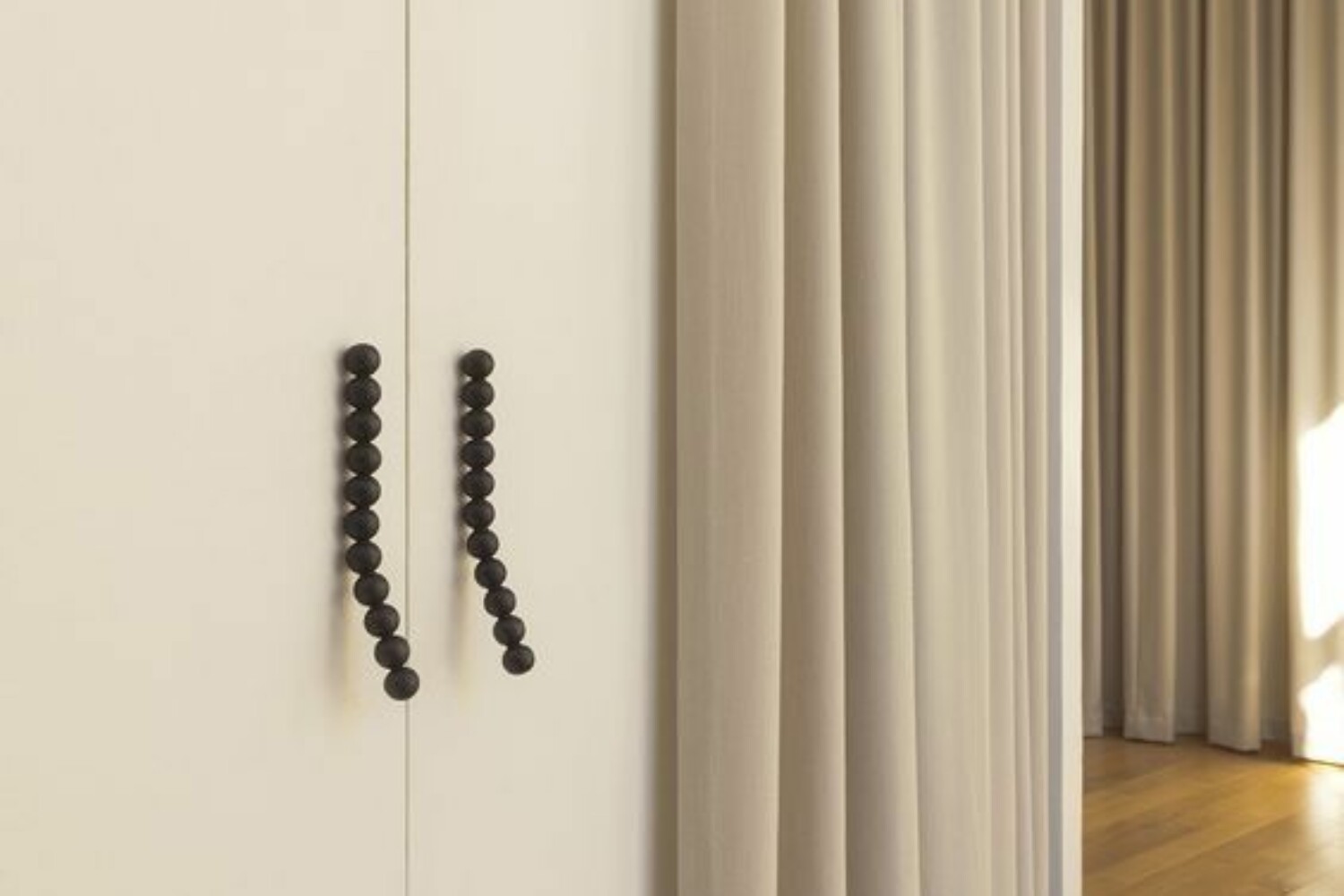 Placard design aux poignées raffinées, réalisé sur mesure par ElleStudio