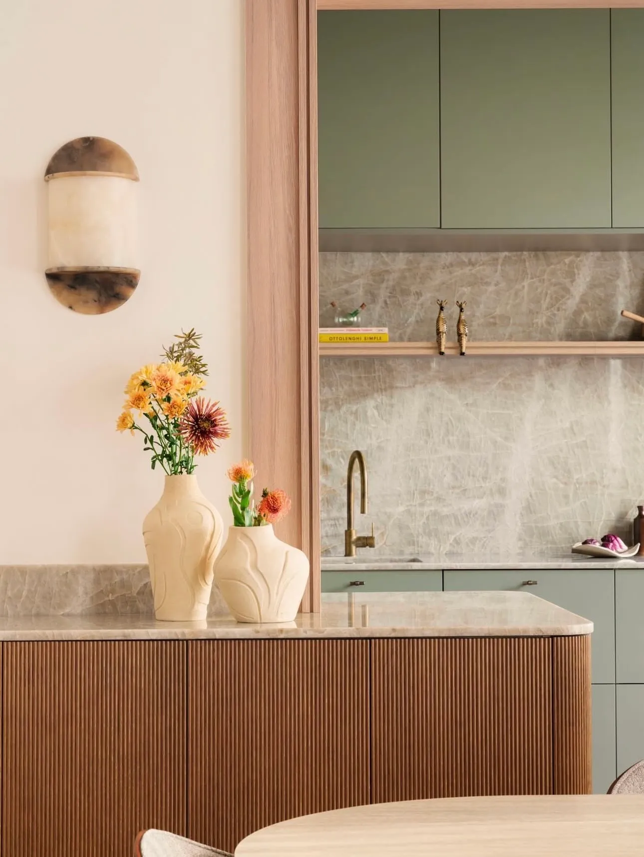 Cuisine moderne et design avec façades épurées conçue par ElleStudio à Paris en matériaux durables