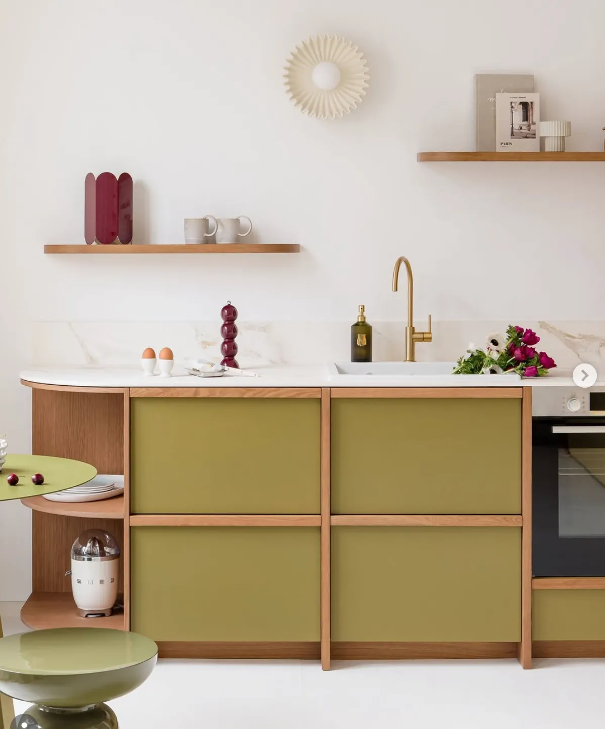 Cuisine originale et colorée en vert et bois, style naturel et design pointu, équipée avec meubles IKEA et accessoires Plum.