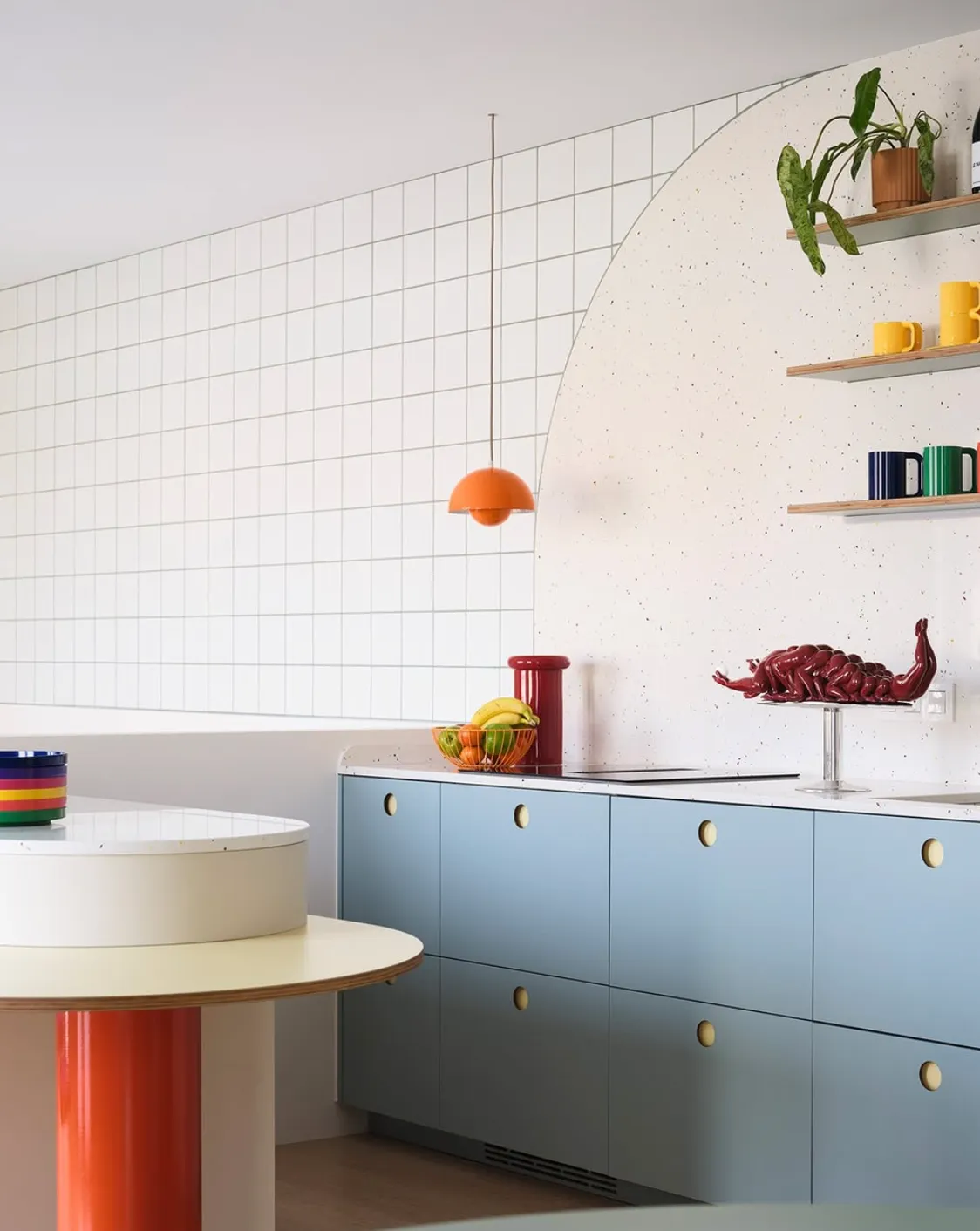 Cuisine colorée et originale sur base de caissons IKEA avec façades Cubro en laque bleu, style moderne et design unique.