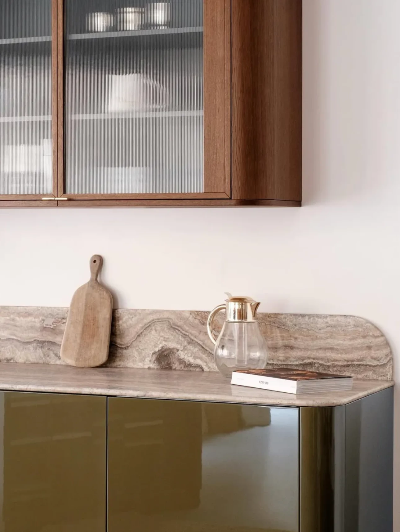 IKEA moderne avec façades Bocklip et insertions en verre flutté design, style contemporain lumineux.