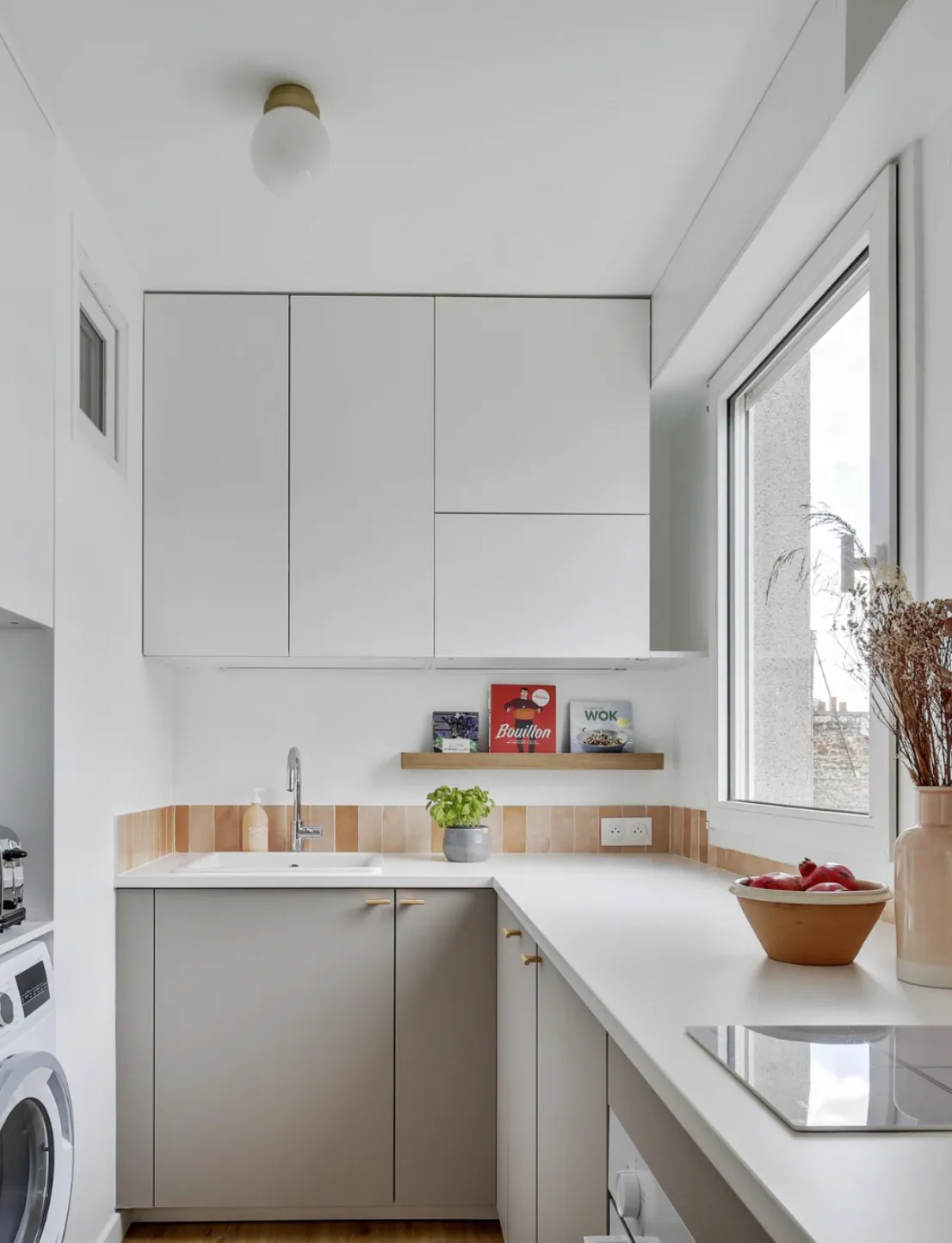 Rénovation de cuisine sur base de caissons IKEA avec façades RYK, design minimaliste et élégant.