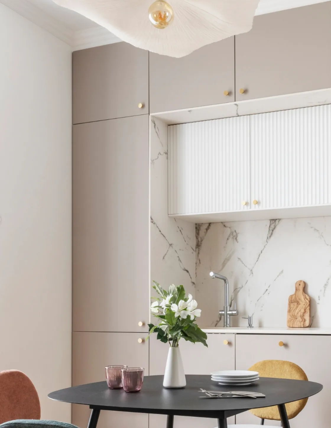 Cette cuisine IKEA combine des caissons modulaires avec des façades RYK dans des teintes blanc et beige pour un style minimaliste et design. La simplicité des lignes et l’élégance des couleurs claires créent un espace lumineux et fonctionnel, parfait pour une cuisine moderne et raffinée.