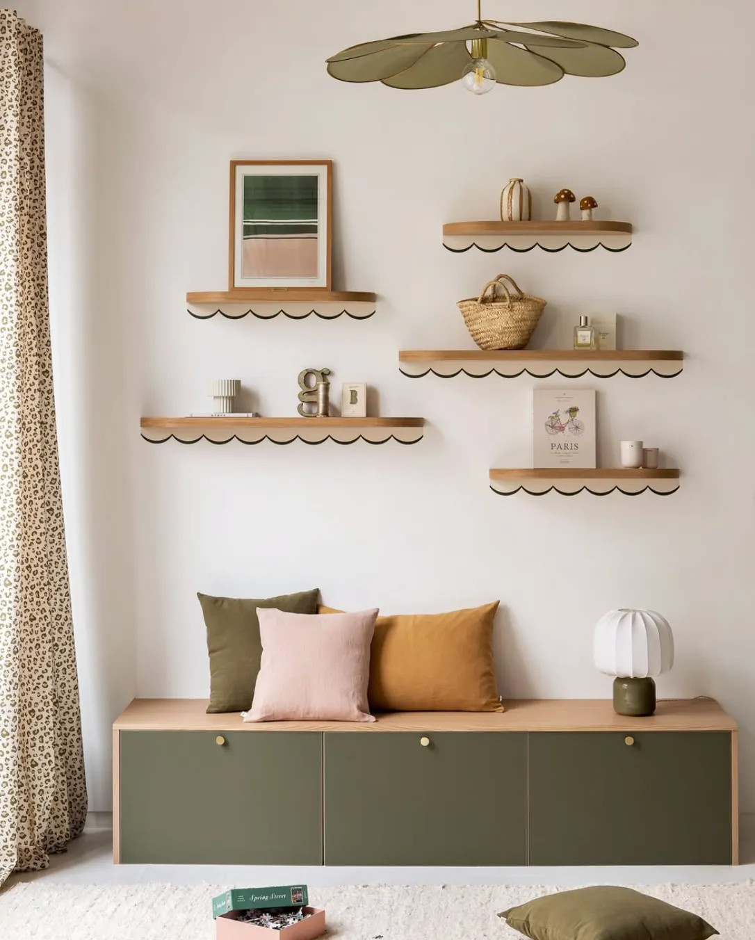 Chambre d'enfant moderne et colorée avec design épuré, comprenant une banquette Besta IKEA et accessoires Plum.