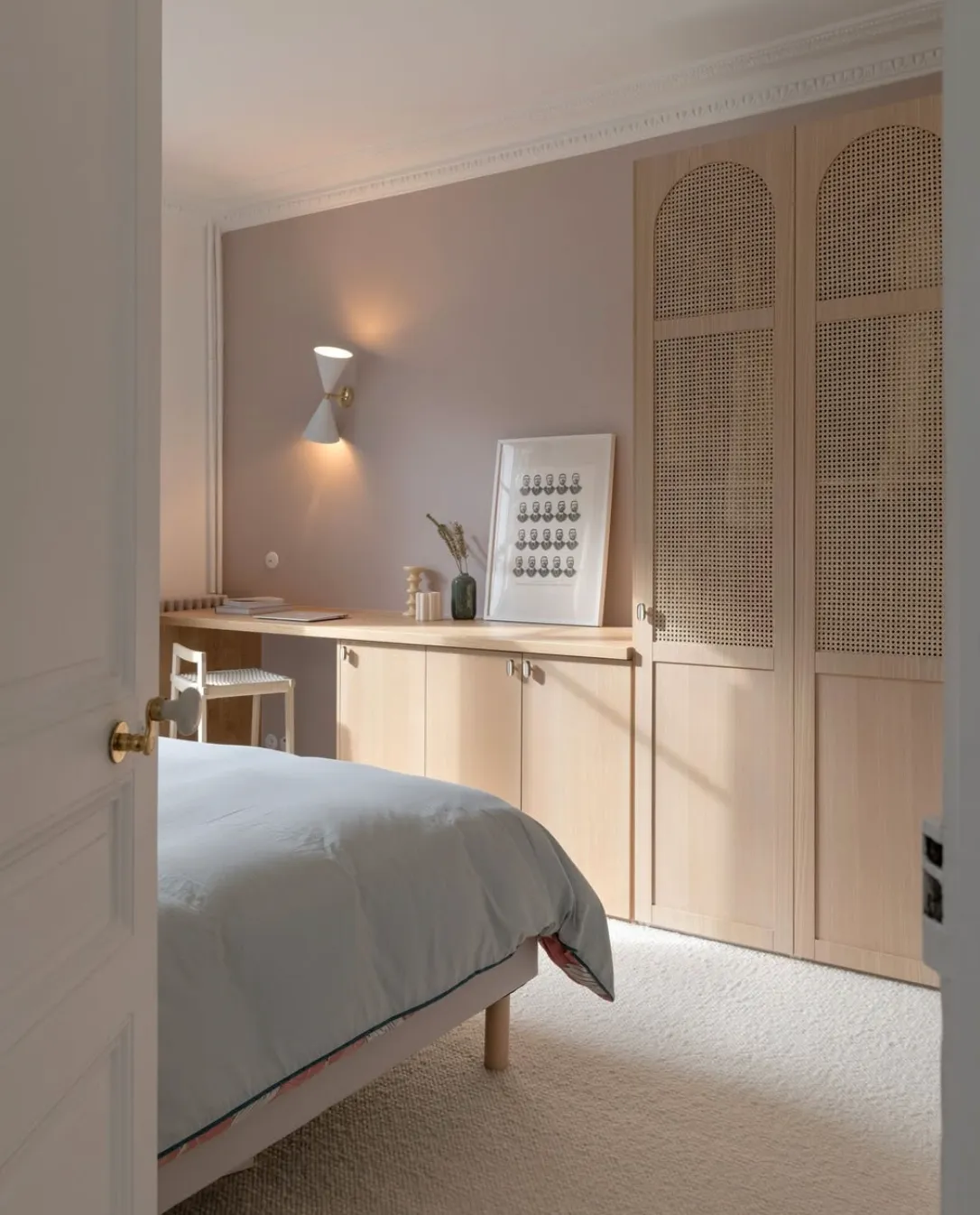 Dressing IKEA PAX avec calage Plum, design minimaliste et épuré, ambiance style bohème.