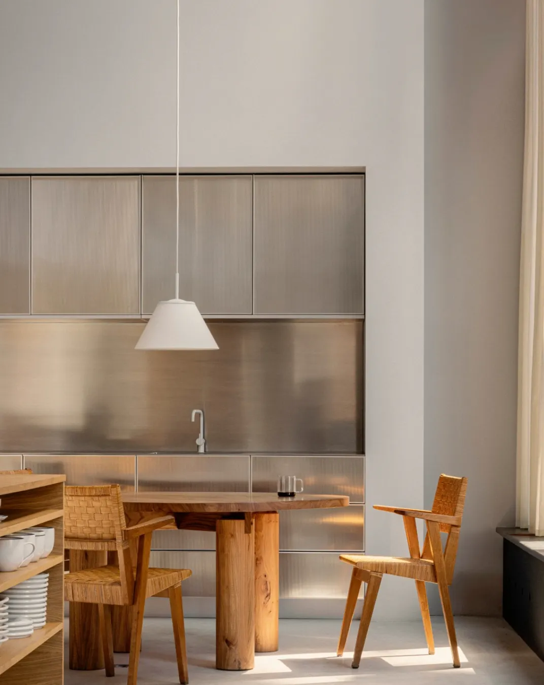 Meuble IKEA avec façade Reform, conçu par le designer Jean Nouvel à Paris, alliant élégance et design contemporain.