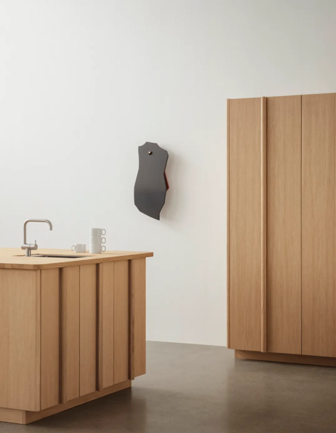 Îlot central en bois avec caisson IKEA et façade Reform, design épuré et minimaliste pour cuisine moderne.