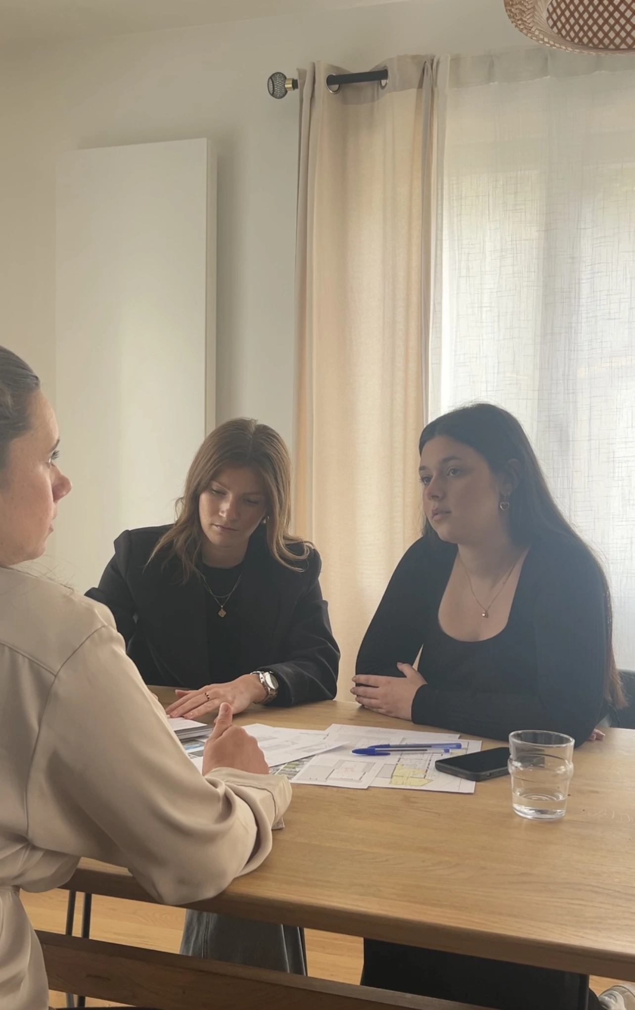 Laura et Joséphine d’ELLESTUDIO en mission flash avec une cliente, vue de dos, lors d’un rendez-vous conseil en aménagement intérieur à Lille