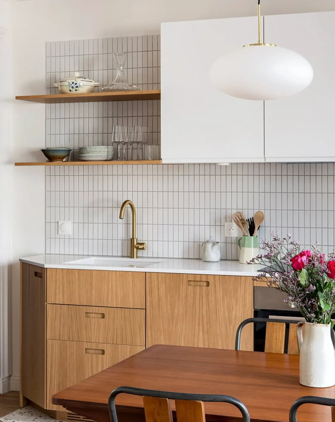 Cuisine IKEA avec façades en chêne Cubro, style minimaliste, crédence en carreaux de zellige, réalisée par des architectes.