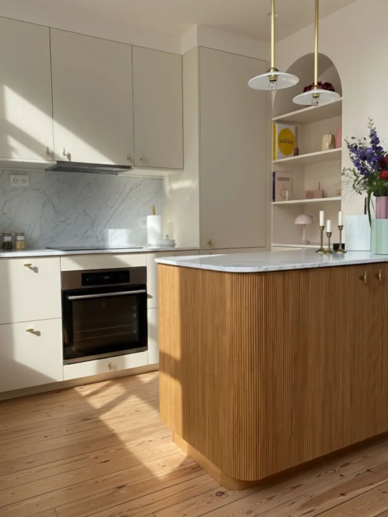 Rénovation de cuisine IKEA avec façades Bocklip et îlot central en bois, style design épuré et moderne.